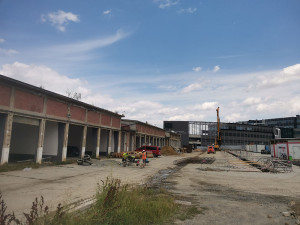 Stavební firma bude demolovat objekty, na jejichž místě vznikne nové vzdělávací centrum pro lékaře a zdravotníky