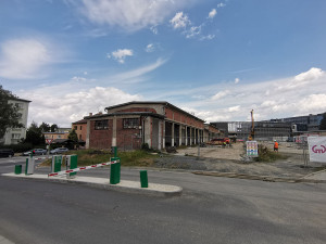 Stavební firma bude demolovat objekty, na jejichž místě vznikne nové vzdělávací centrum pro lékaře a zdravotníky