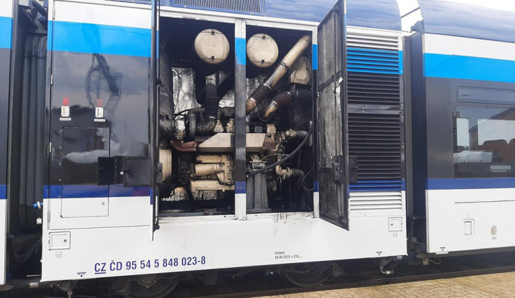 Drážní hasiči z Přerova museli zasahovat u poruchy Stadleru, ze kterého unikl olej a znečistil část trati u Olomouce