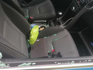 Nepříjemný návrat na parkoviště. Vandal rozbil okénka aut u jezera Poděbrady