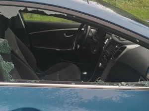 Nepříjemný návrat na parkoviště. Vandal rozbil okénka aut u jezera Poděbrady
