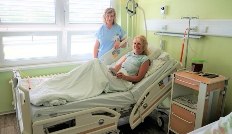 Nemocnice Šumperk pořídila desítky nových elektricky polohovatelných lůžek