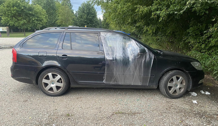 Jedno z poškozených vozidel na parkovišti u přírodního jezera Poděbrady nedaleko Olomouce