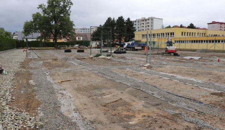 Žákům v Přerově poslouží nová školní hřiště. Modernizací procházejí o prázdninách i učebny