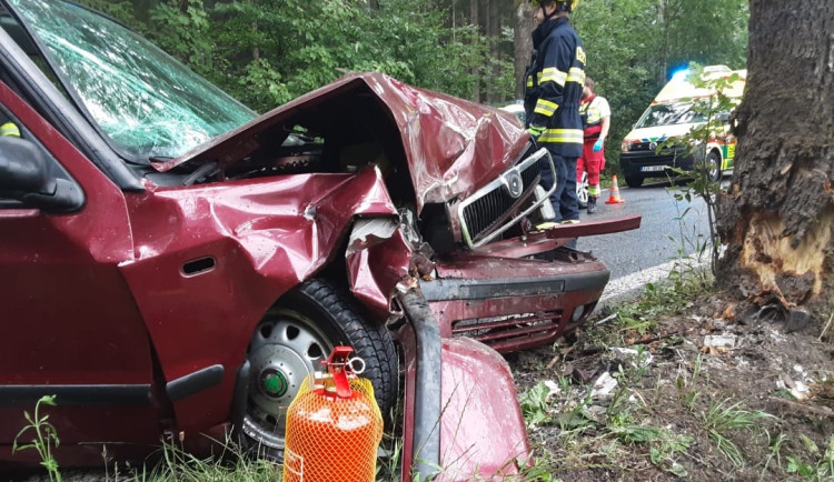 Řidička u Nového Města narazila do stromu. Zranila se a skončila v nemocnici