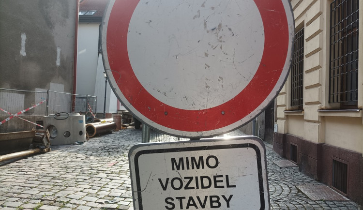 Ve Škodovce mají dovolenou, silničáři mezitím opravují silnice