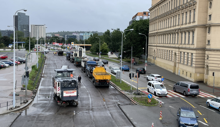 V Brně vypukl dopravní chaos. Dělníci rozkopali Zvonařku