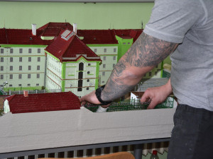 Jak to vypadá za plotem olomoucké věznice? Podobu areálu přibližují snímky před nedávnem zrenovovaného modelu tohoto nápravného zařízení.
