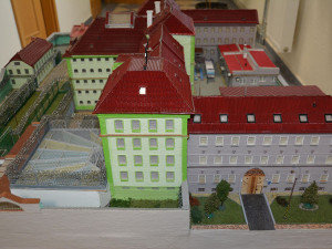 Maketa olomoucké věznice prošla obnovou. Odsouzený doplnil místo pro psa či ostnaté dráty