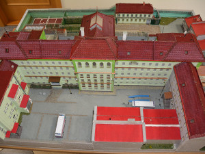 Maketa olomoucké věznice prošla obnovou. Odsouzený doplnil místo pro psa či ostnaté dráty