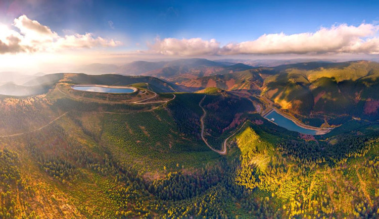 Soustava nádrží Dlouhé stráně slouží pro výrobu elektrické energie