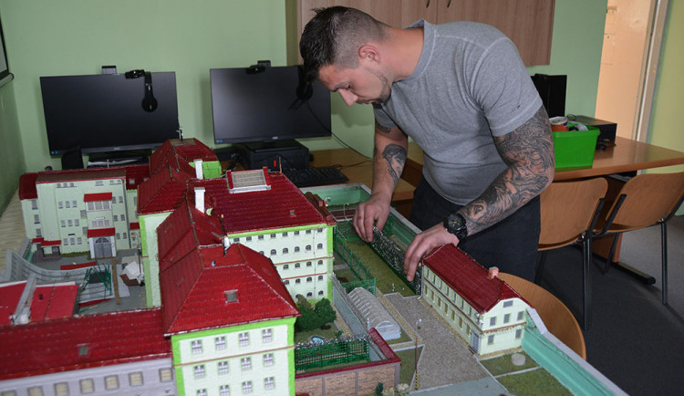 Odsouzený ve Vazební věznici Olomouc upravuje model areálu nápravného zařízení