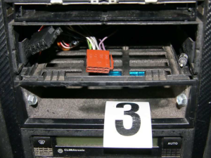 Zloději vybrakovali Golf zaparkovaný u zahrádkářské kolonie v Přerově. Auto zůstalo stát na cihlách