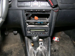 Zloději vybrakovali Golf zaparkovaný u zahrádkářské kolonie v Přerově. Auto zůstalo stát na cihlách