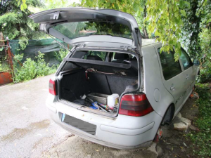 Zloději vybrakovali Golf zaparkovaný u zahrádkářské kolonie v Přerově. Auto zůstalo stát na cihlách