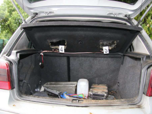 Zloději vybrakovali Golf zaparkovaný u zahrádkářské kolonie v Přerově. Auto zůstalo stát na cihlách