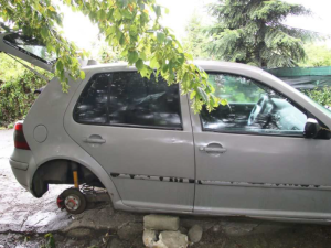 Zloději vybrakovali Golf zaparkovaný u zahrádkářské kolonie v Přerově. Auto zůstalo stát na cihlách