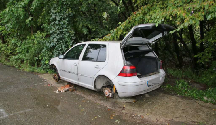Zloději vybrakovali Golf zaparkovaný u zahrádkářské kolonie v Přerově. Auto zůstalo stát na cihlách