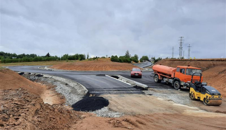 Koukněte se na stavbu obchvatu Jihlavy. Vše jde podle plánu, zahrádkáři mají novou lávku, říká hejtmanství