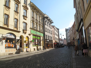 Kontroverzní ubytovna v Riegrovce končí. Olomouc pomáhá hledat bydlení i rodinám s osmi dětmi