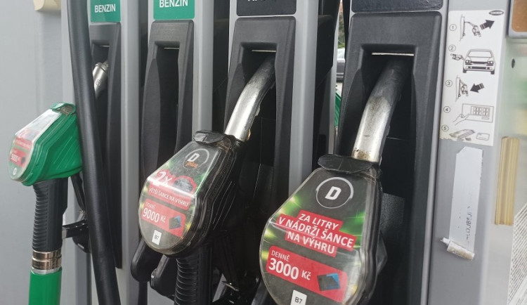 Naftu pod 35 korun v Královéhradeckém kraji už neseženeme, ceny stále rostou