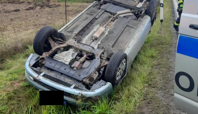 Řidič u Telče jel rychle a na mokré silnici dostal smyk. Se spolujezdcem skončili v jihlavské nemocnici