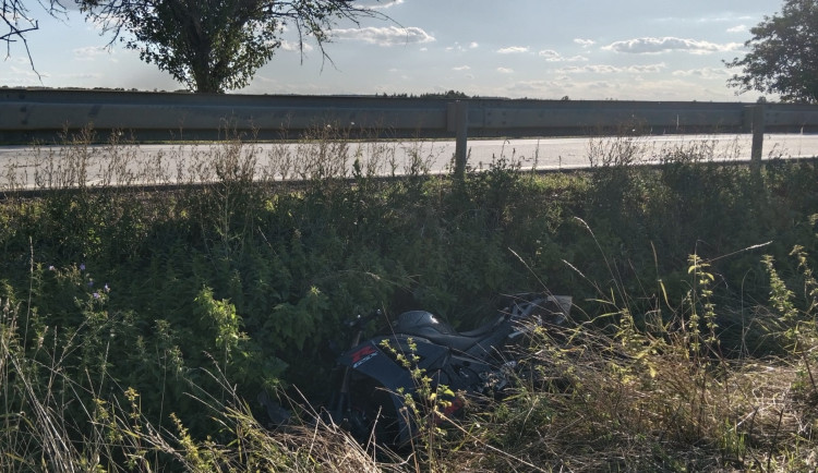 Motorkář se při předjíždění srazil s autem. Vyjel mimo silnici a na místě zemřel