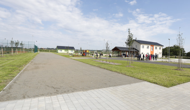 Nový areál v Dluhonicích slouží sportovcům i kultuře. Na druhém konci obce kvapí stavba D1