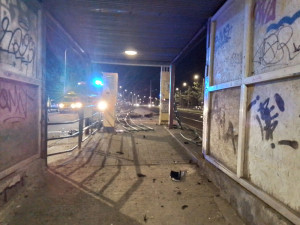 Řidička zdemolovala zastávku v Olomouci. Zranila dva lidi, zábradlí vletělo až do podchodu