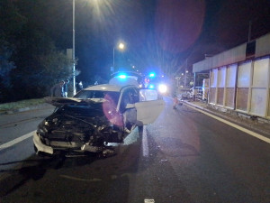 Řidička zdemolovala zastávku v Olomouci. Zranila dva lidi, zábradlí vletělo až do podchodu