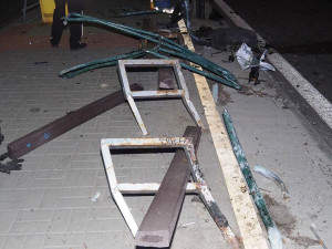 Řidička zdemolovala zastávku v Olomouci. Zranila dva lidi, zábradlí vletělo až do podchodu