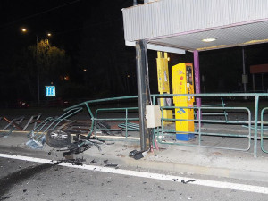 Řidička zdemolovala zastávku v Olomouci. Zranila dva lidi, zábradlí vletělo až do podchodu