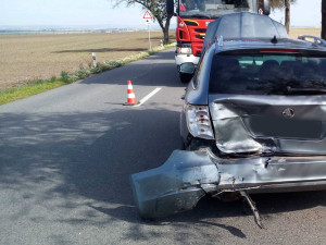 U Němčic nad Hanou se srazila dvě auta. Jsou čtyři zranění, z toho tři děti. Na místo letěl vrtulník