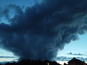 VIDEO: Lovci bouřek pořídili fascinující záběry temných mraků nad Šternberkem. Vidět byla i tromba