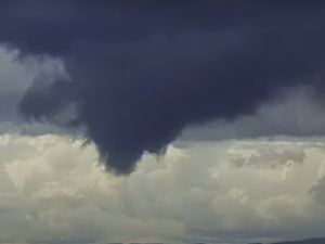 VIDEO: Lovci bouřek pořídili fascinující záběry temných mraků nad Šternberkem. Vidět byla i tromba