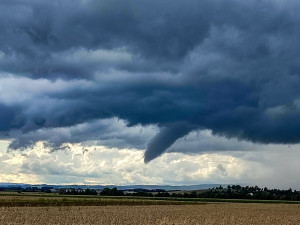 VIDEO: Lovci bouřek pořídili fascinující záběry temných mraků nad Šternberkem. Vidět byla i tromba