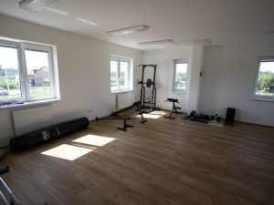 Nový areál v Dluhonicích slouží sportovcům i kultuře. Na druhém konci obce kvapí stavba D1