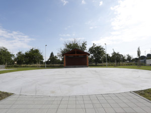 Nový areál v Dluhonicích slouží sportovcům i kultuře. Na druhém konci obce kvapí stavba D1