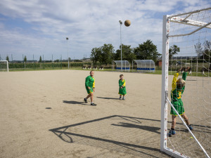 Nový areál v Dluhonicích slouží sportovcům i kultuře. Na druhém konci obce kvapí stavba D1