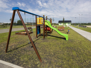 Nový areál v Dluhonicích slouží sportovcům i kultuře. Na druhém konci obce kvapí stavba D1