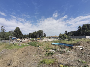 Těžká technika demoluje domy na okraji Dluhonic, které stojí v trase dálnice D1