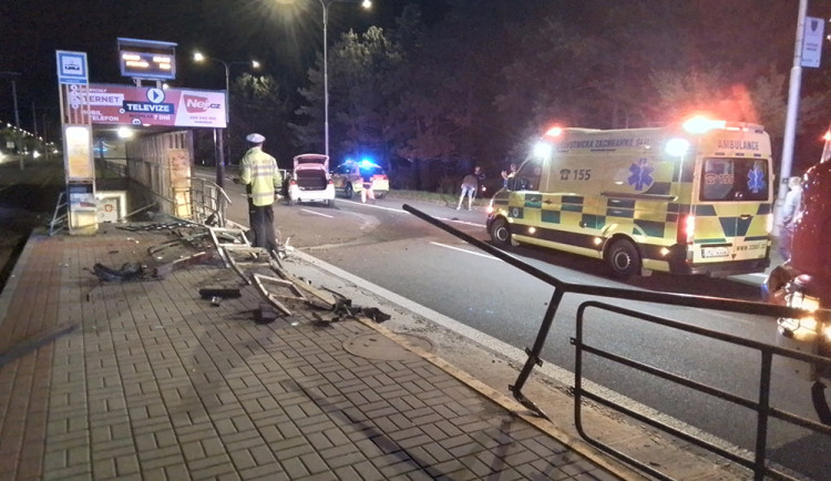 Řidička zdemolovala zastávku v Olomouci. Zranila dva lidi, zábradlí vletělo až do podchodu