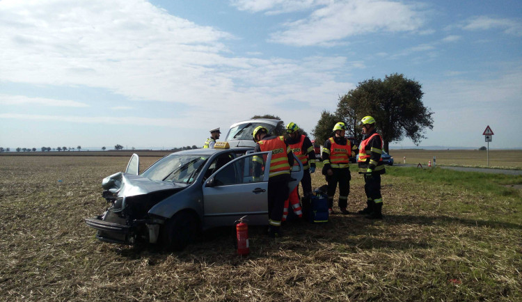 U Němčic nad Hanou se srazila dvě auta. Jsou čtyři zranění, z toho tři děti. Na místo letěl vrtulník
