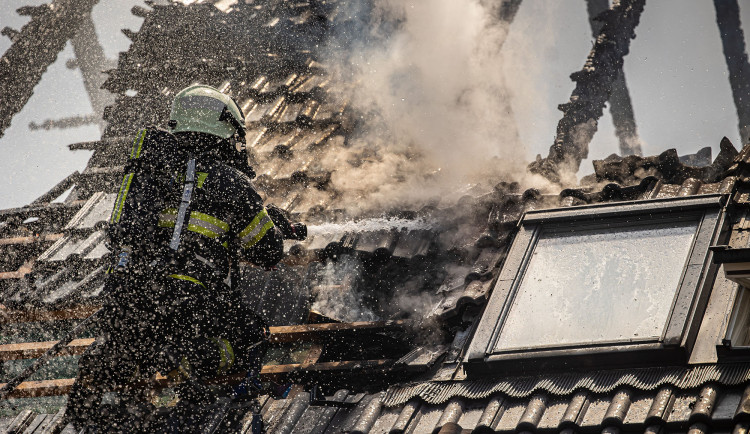 Plameny se zakously do řadovky v Rodově, škoda je přibližně deset milionů