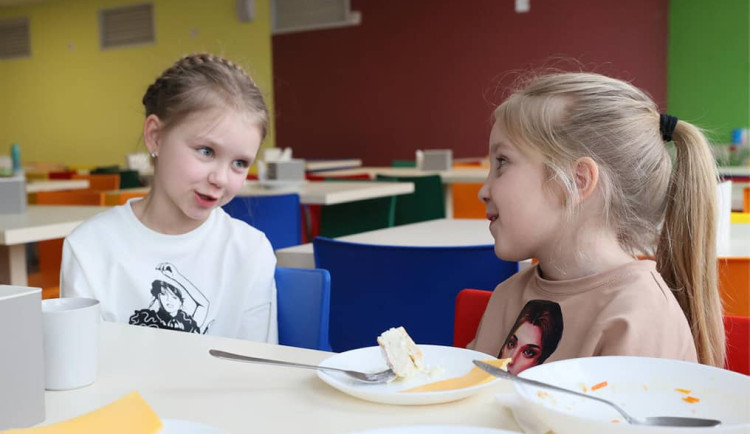 Každá objednávka pomáhá. Na školní obědy pro ohrožené děti na Ukrajině přispívají zákazníci Mastercard a foodory