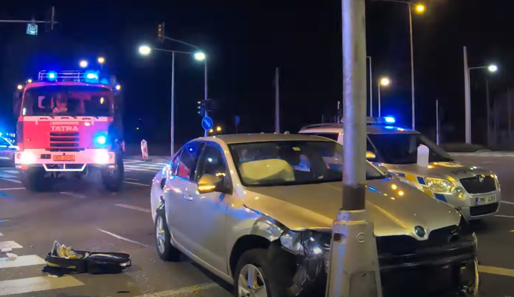 VIDEO: Noční drama v Olomouci. Policisté jeli k bitce, po cestě poskytli první pomoc zraněným u nehody