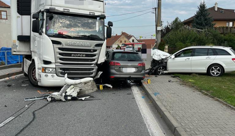 Silnici na Třebíčsku blokuje hromadná nehoda. Střet dvou aut a náklaďáku přinesl dva zraněné