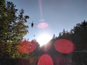 Turistka skákal ze skály do vody, vážně se zranila. Do lomu ve skalách na Jesenicku pro ni musel vrtulník
