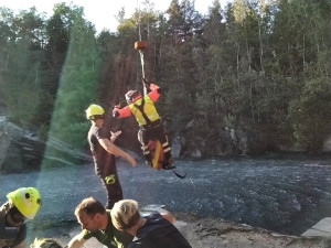 Mladá žena skákala ze skály do vody a vážně se zranila. Do lomu na Jesenicku pro ni musel vrtulník