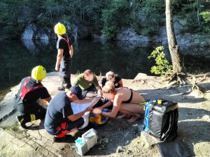 Turistka skákal ze skály do vody, vážně se zranila. Do lomu ve skalách na Jesenicku pro ni musel vrtulník